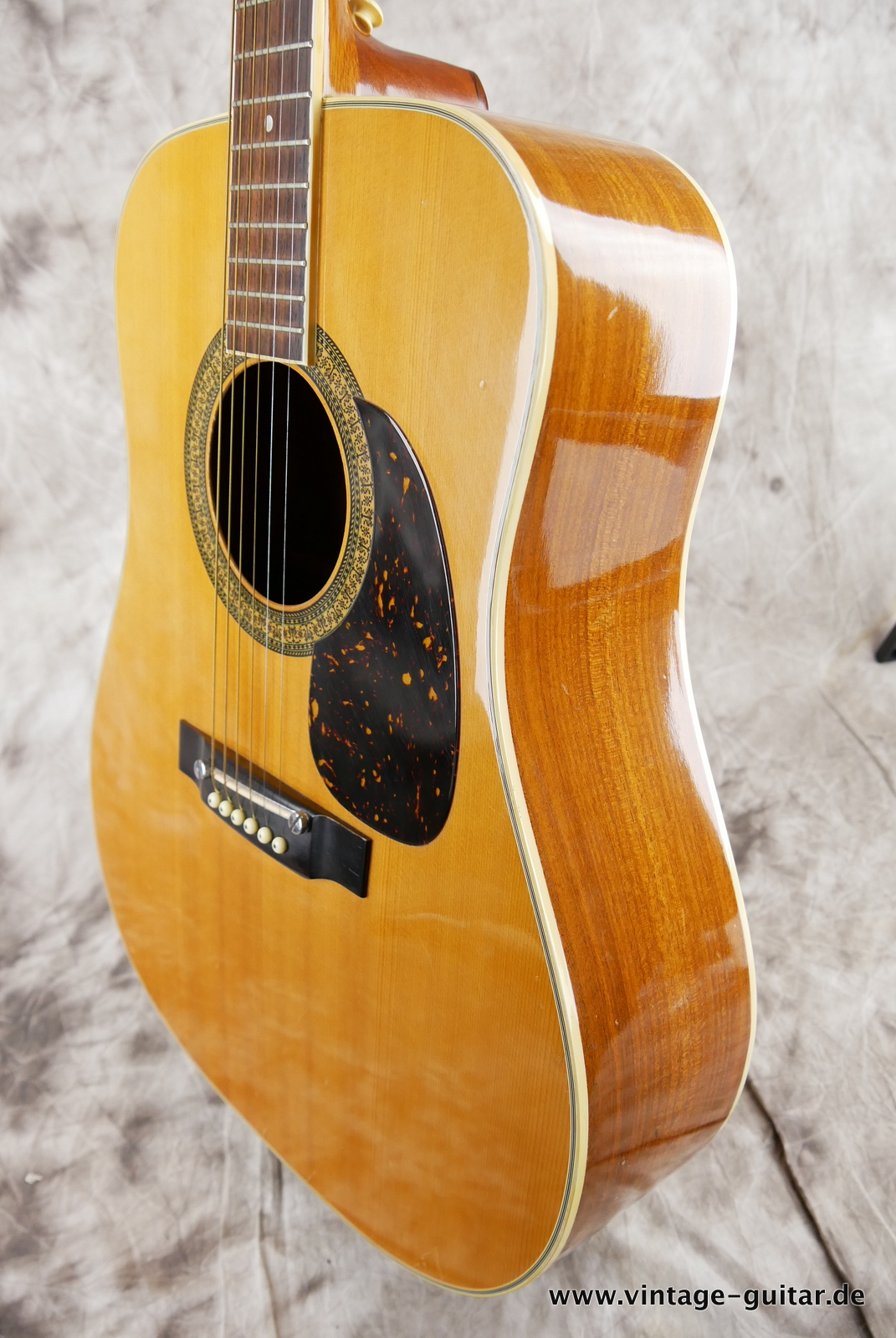 img/vintage/5156/Alvarez_5022-Dreadnought_ solid_top_natural_Japan_1975-006.JPG